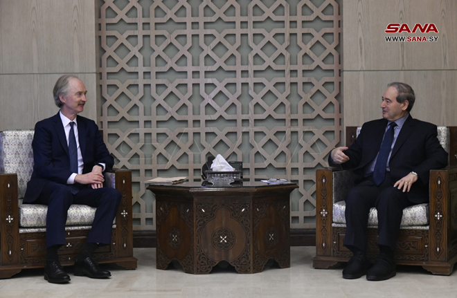 وزير الخارجية السوري فيصل المقداد خلال اجتماعه بدمشق مع مبعوث الامين العام للامم المتحدة الخاص الى سوريا غير بيديرسون